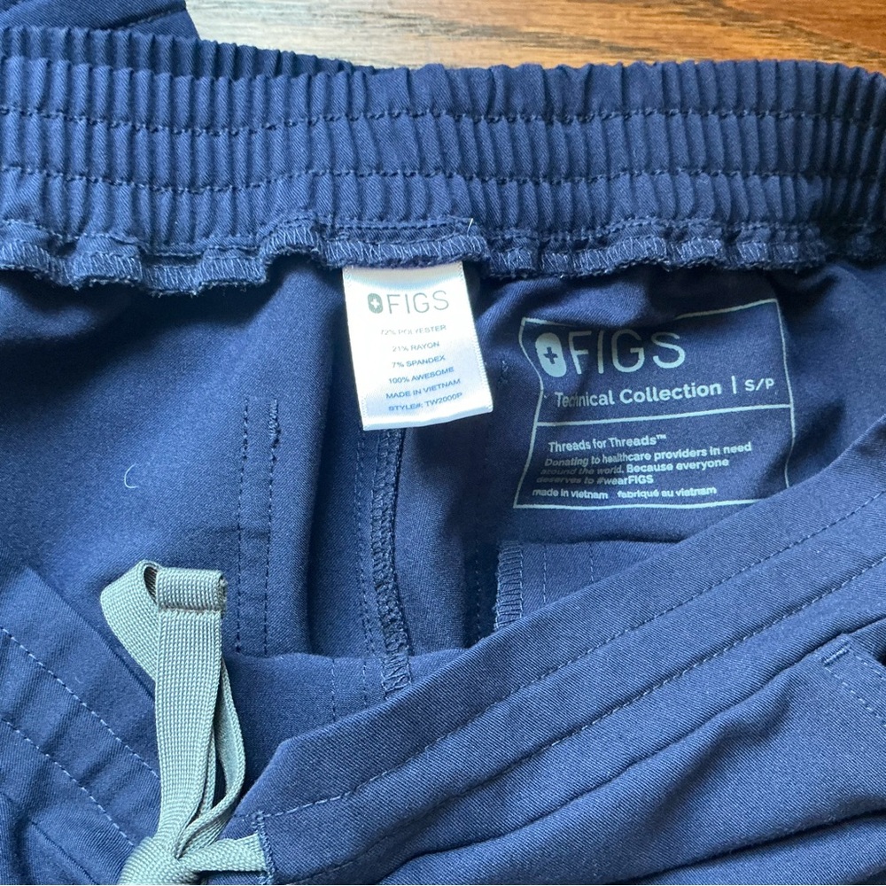 Figs Women's Yola Skinny Scrub Pants in Navy (small petite). 2 Pairs Available - Picture 5 of 5